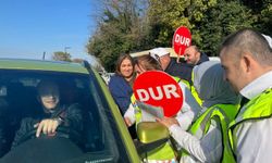 Engelli bireyler trafik görevlisi oldu, sürücüleri uyardı