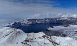 Nemrut Krater Gölü’nün karlı görüntüsü hayran bırakıyor