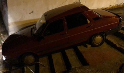 Amasya'da alkollü sürücünün otomobili merdivende asılı kaldı