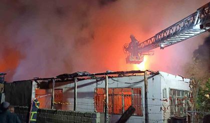 Burdur’da gece çıkan yangında ev alev alev yandı