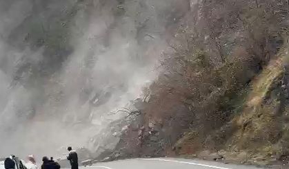 Artvin’deki heyelan anı kameraya yansıdı