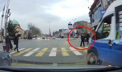 Kırmızı ışıkta geçtiği yetmedi, yayaya çarpmasına ramak kaldı: O anlar kamerada