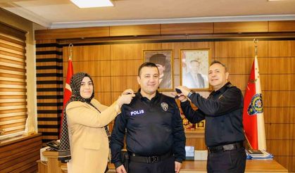 Bir üst rütbeye geçti apoletini eşi taktı