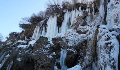 Doğanın görsel sanatı Girlevik Şelalesi buz tuttu