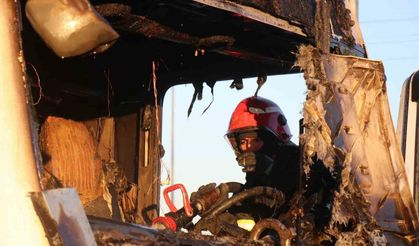 Park halindeki tır alev alev yandı