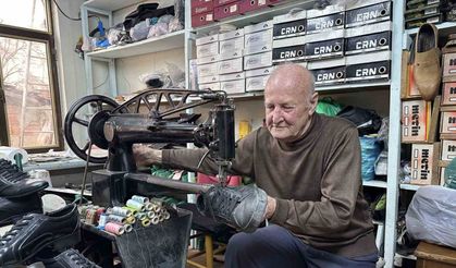 61 yıldır ayakkabı tamir ediyor