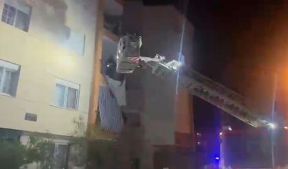 Antalya’da yangında binada mahsur kalanlar itfaiye yardımıyla kurtarıldı