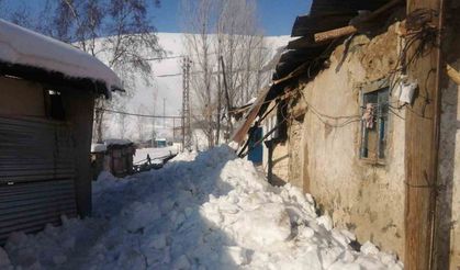 Aşkale’de çatılar kardan çöktü