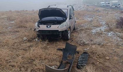 Buzlu yolda kayan araç şarampole devrildi: 2 yaralı