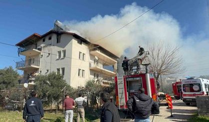 Çatı katı yangınında 5 kişi dumandan etkilendi