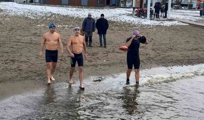 Eksi 3 derecede İznik Gölü’ne girdiler