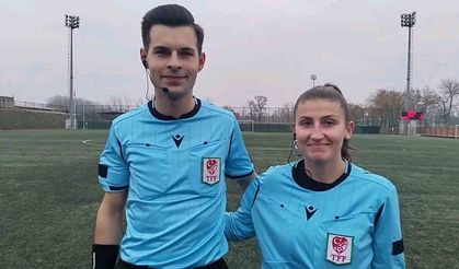 Eşiyle birlikte futbol maçı yönetti