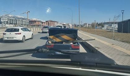 Karayolu işaret levhasını otomobil ile taşıdı