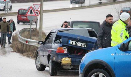 Kazazedeye yardım etmek istedi, kendisi de kazaya karıştı