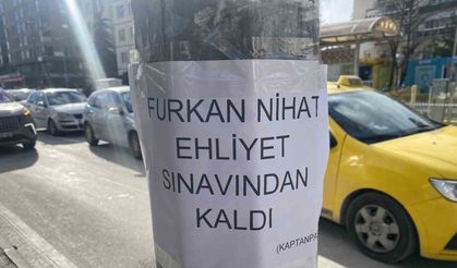Kent merkezinde direğin üzerine yapıştırılan ilginç yazı dikkat çekti