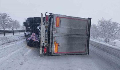 Konya’da saman balyası yüklü tır devrildi: 2 yaralı