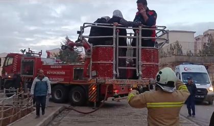 Mardin’de bir apartmanda çıkan yangında 5 kişi dumandan etkilendi