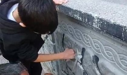 Oyun oynarken parmağını duvara sıkıştırdı