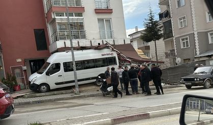 Park halindeki servis minibüsü kayarak dükkana girdi