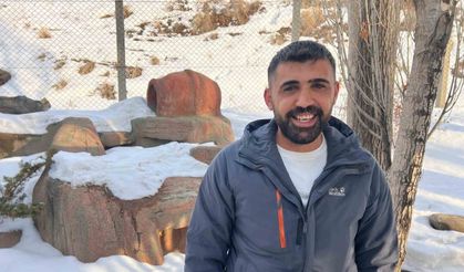 Tilkiyi elleriyle besliyor