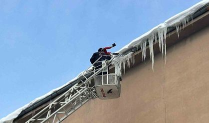 Tomarza’da tehlike saçan buz sarkıtları temizlendi