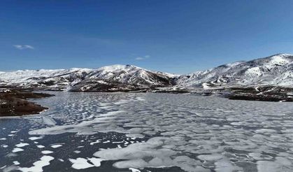 Yıldız gölü dondu, meraklıları üzerinde yürüyüp fotoğraf çektirdi