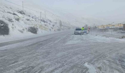 Yoğun kar ve tipi Sivas’ta ulaşımı aksatıyor