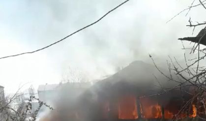 Yüksekova’da yanan ev kullanılamaz hale geldi