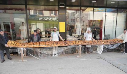 7 metrelik pide görenleri hayrete düşürdü