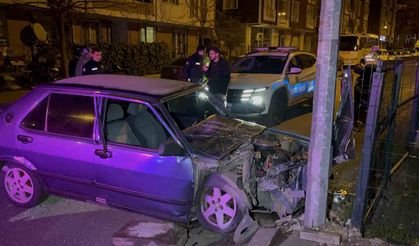 Aydınlatma direğine çarptı! Kazadan yara almadan kurtuldu