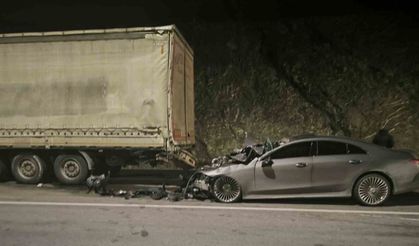 Ehliyetsiz ve alkollü sürücü, önce çekiciye sonra tıra çarptı