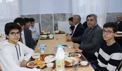 Kaya öğrencilerle iftar yaptı