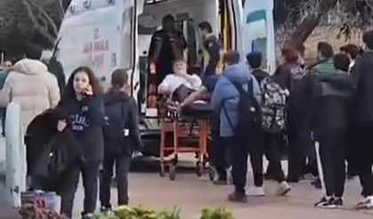 Okulunun önünde öğrenciyi bıçakladılar