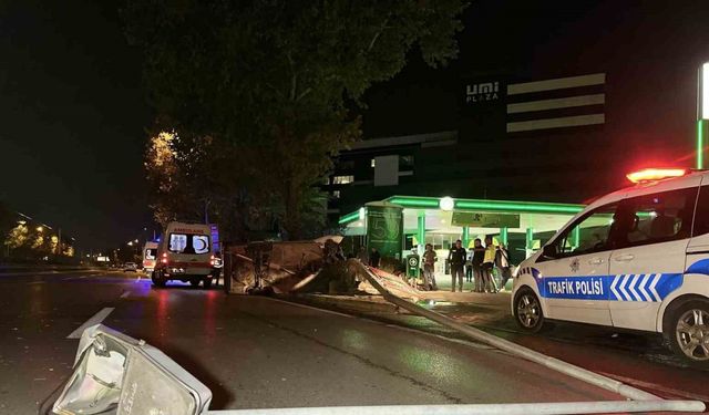 Aydınlatma direğine çarpan Tofaş hurdaya döndü!