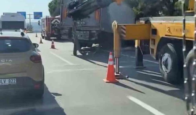 Devrilen tır yolu kapattı, kilometrelerce kuyruk oluştu