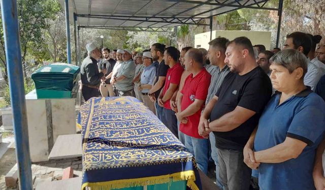 Çöken balkonun altında ölen baba ve oğlu son yolculuğuna uğurlandı