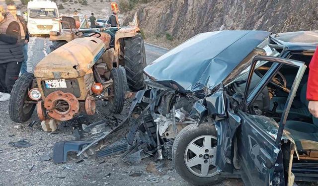 Balıkesir’de traktör ile otomobil kaza yaptı: 2 ölü