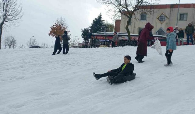 Çocuklar poşetlerle kayarak karın keyfini çıkarttı