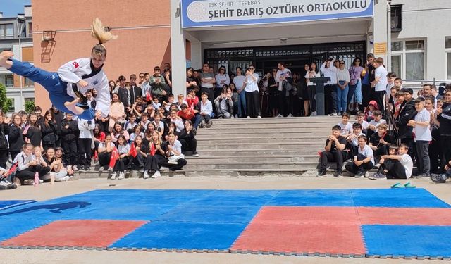 Dünya şampiyonu öğretmen ’uçarak’ ders işliyor, öğrenciler onun gibi olmak istiyor