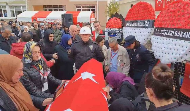 Trafik kazasında şehit olan polis memuru toprağa verildi