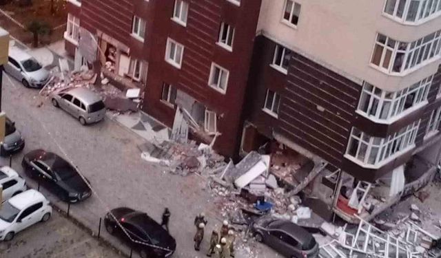 Beylikdüzü Osmanlı Caddesi üzerinde bulunan 14 katlı binada doğalgaz patlaması meydana geldi. Patlama sonrası bölgeye çok sayıda ekip sevk edildi.