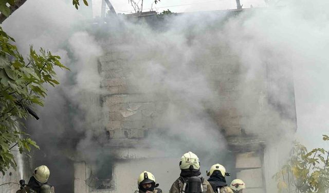 Beyoğlu’nda 2 katlı ahşap binada yangın çıktı, bitişikteki dairede uyuyan 2 kişi böyle kurtarıldı