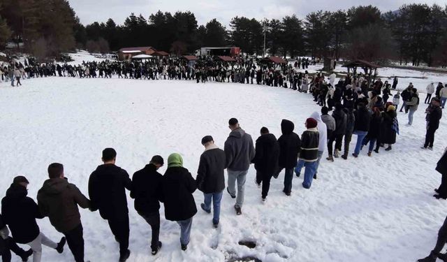 Karlar altında hamsi ve horon keyfi