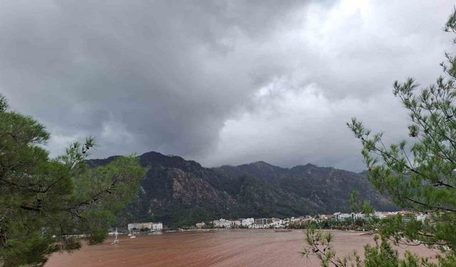 Marmaris’te sağanak yağışla sokaklar dereye, denizin rengi kahverengiye döndü