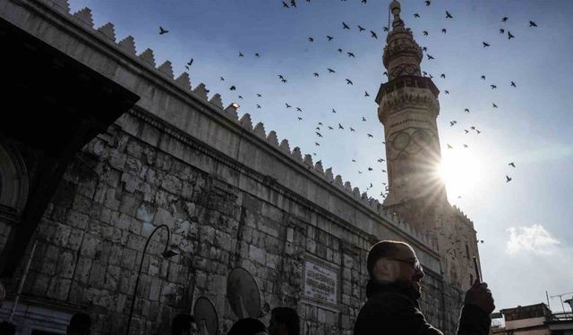 Suriyeliler Esad sonrası ilk cuma namazı için Emevi Camii’ne akın etti